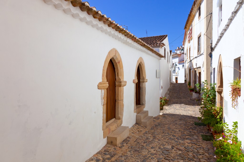 Historic narrow street in Portugal — Jewish quarters (judiarias)